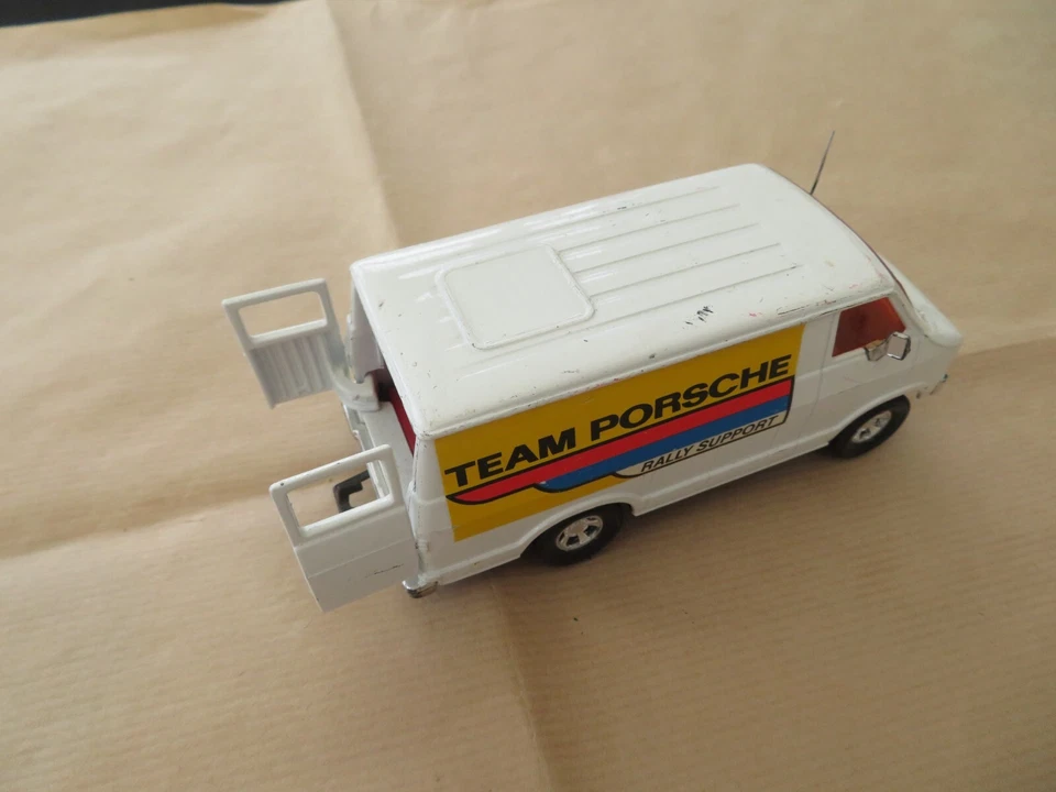 MATHCHBOX SUPERKINGS DODGE VAN (TEAM PORSCHE) - Imagem 3 de 4