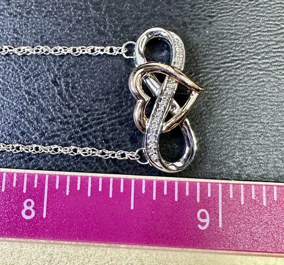 10K 玫瑰金和 925 银双色联锁心形无限吊坠 1/15 克拉 — 第 2/4 张图片