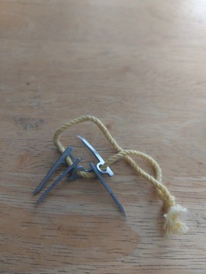 Vintage Konvolut Action Man Bergsteiger 5 x Pitons mit Seil zum Halten