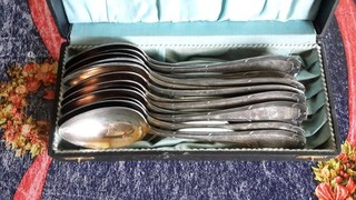 12 Esslöffel 90er Silberauflage Gewicht ca. 900 Gramm im Etui.