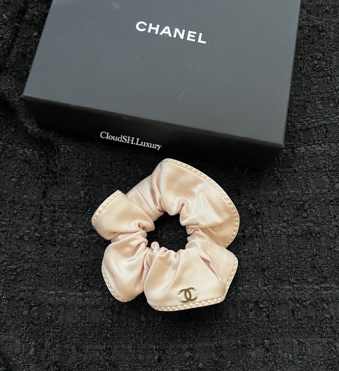 Auth Chanel Pearly Beige CC Logo Silk Scrunchy/ Hair  display picture 2