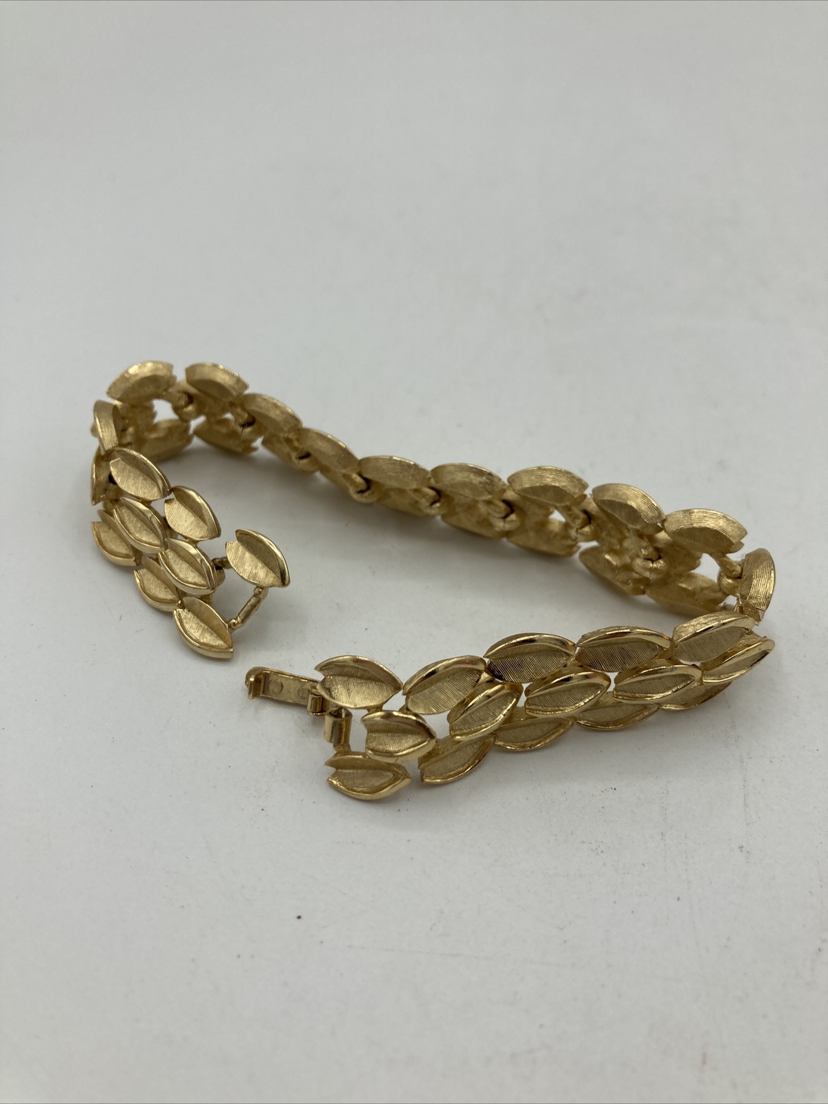 VINTAGE TRIFARI GOLD TONE THREE STRAND LEAF BRACELET Gem