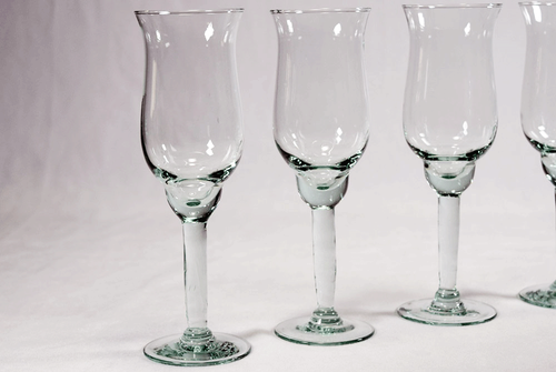 Juego de 4 vasos de vino de tulipán acampanados de vidrio reciclado soplado a mano verde pálido - Imagen 4 de 8