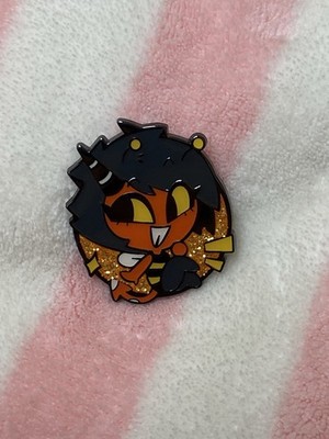 Helluva Boss Chibi Millie Kostüm - GLITZER Emaille Pin Limited Edition