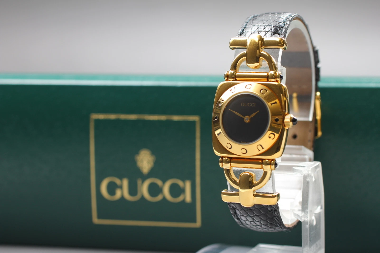 [Presque comme neuve + avec boîte] Montre femme GUCCI Hosebit 6300L cadran doré noir quartz 