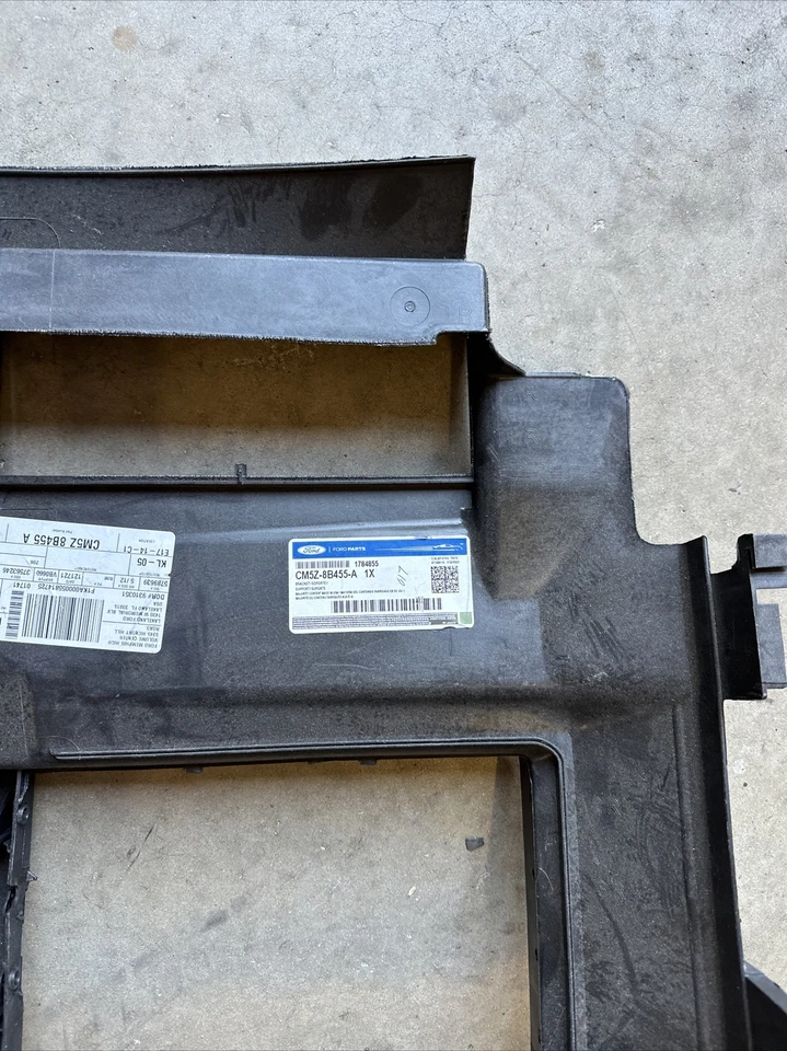Carcasa obturadora radiador nueva original Ford Focus 2012-2014 CM5Z-8B455-A Foto 2 de 4
