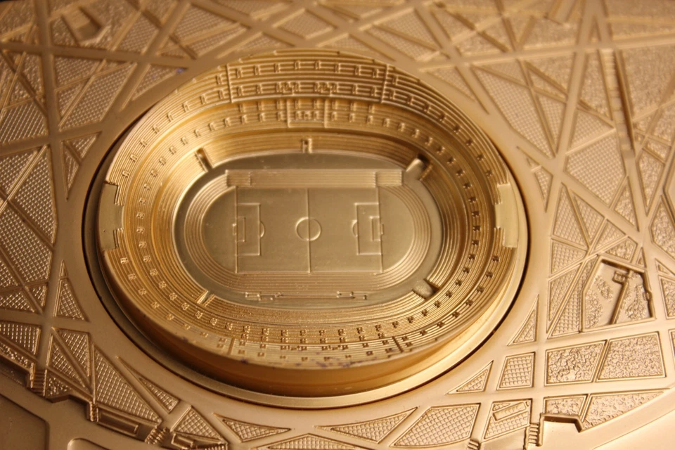 2008 Beijing Stadium Scale Replica Gold/W Coin - Image 3 of 4