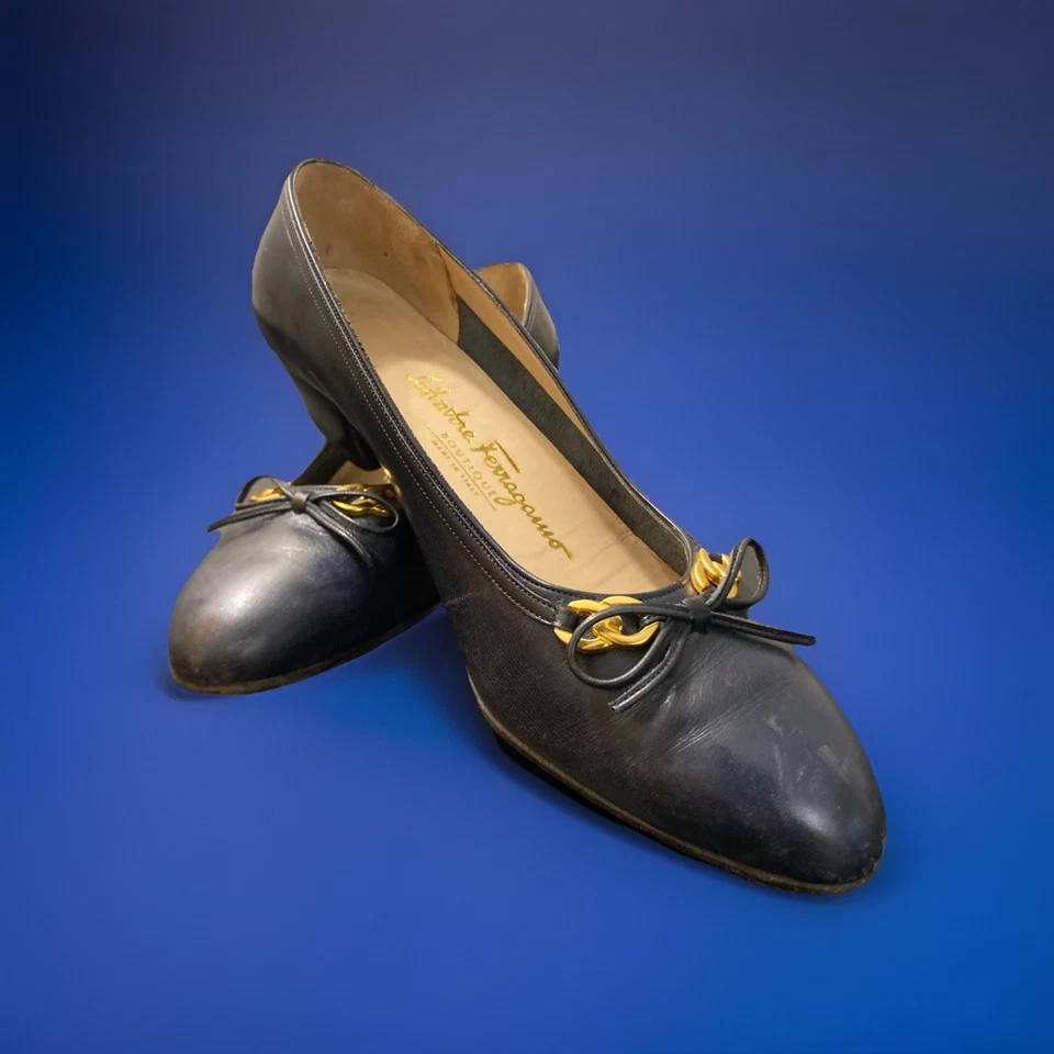 Zapatos de salón Salvatore Ferragamo para mujer de cuero azul marino con lazo y eslabón dorado talla 7B Foto 2 de 4