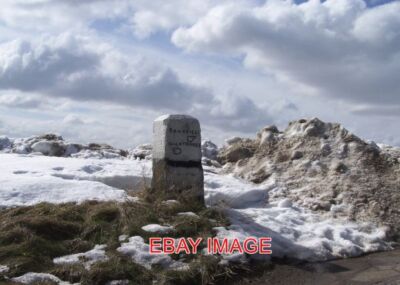 FOTO MEILE STEIN SCHNEEHAUFEN UND BEWÖLKTER HIMMEL VERBRANNTE HILL LANE SHOULDIBRIDGE UND EINIGE