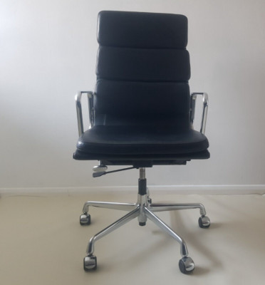 Vitra EA 219 schwarz Leder Chrombasis Soft-Pad Stuhl von Charles & Ray Eames