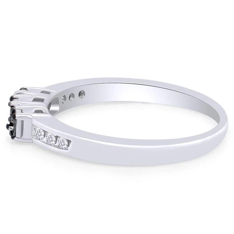 Anillo de tres piedras con diamantes azules y blancos de 1/10 quilate enchapado en oro blanco de 14 quilates en plata Foto 4 de 4