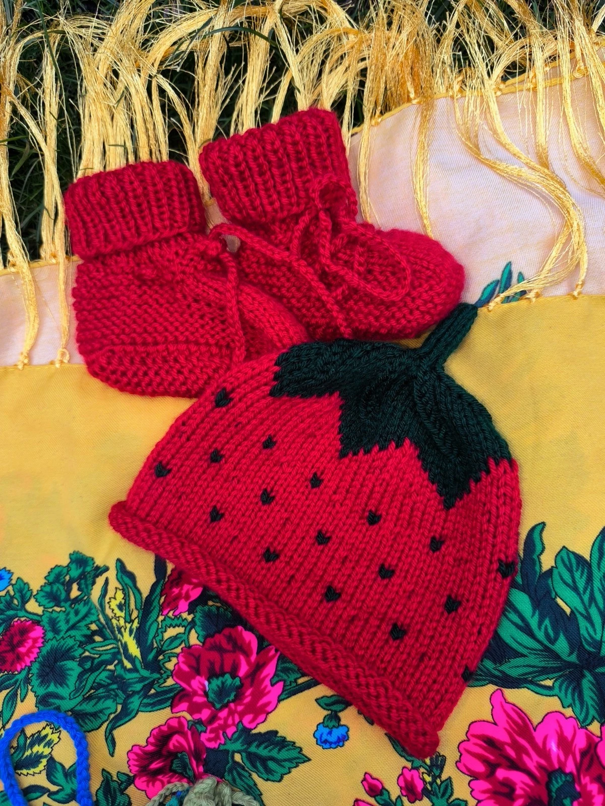 Knitted Strawberry Hat Am Booties for Toddlers Kids Baby 6-12 Months Child
Opens in a new window or