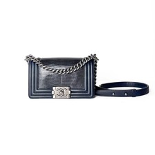 Borsa Chanel in pelle nera e con patta intarsiata per ragazzo
