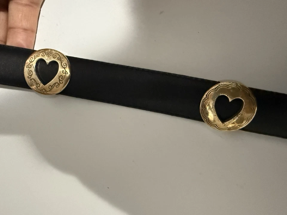 "CINTURÓN DE CUERO NEGRO BRILLANTE CON CONCHO CORAZÓN VAQUERO VAQUERO PLATEADO TALLA M 35""" Foto 4 de 4