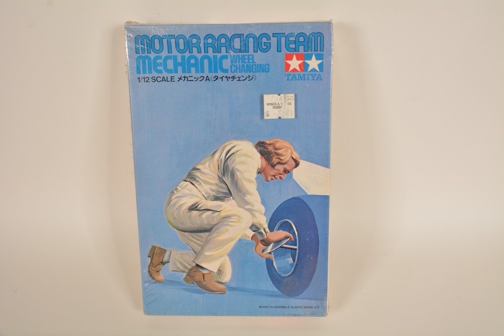 Tamiya 1:12 Motor Racing Team Wheel Changing Mechanic #1202 (#1)