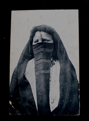 AK. Femme Arabe. From Egypt to Austria. Damaged Back.