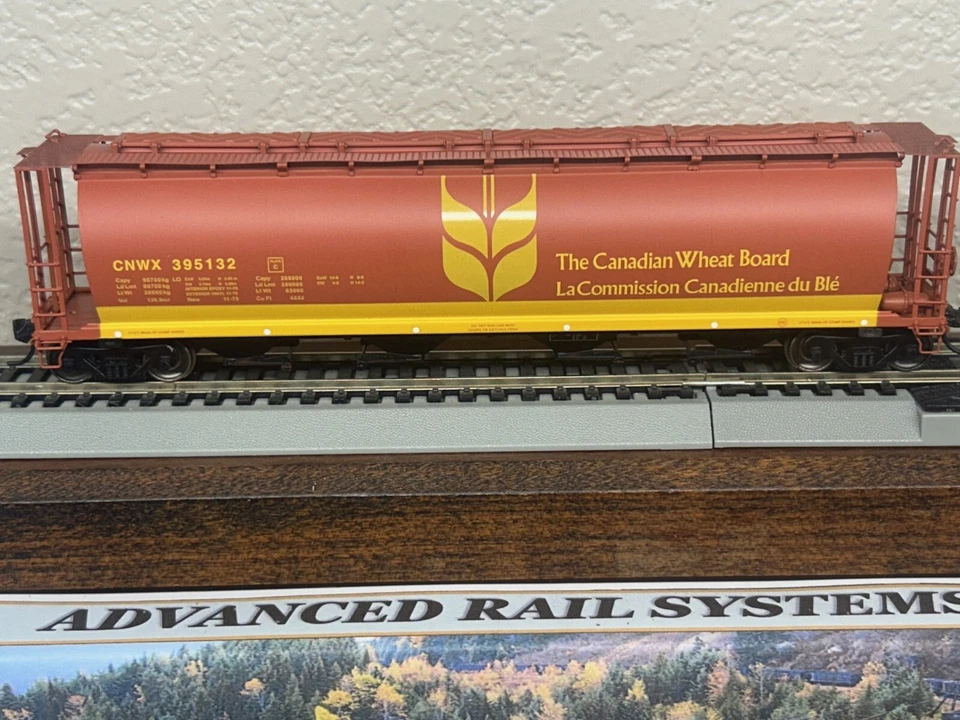 CANADIAN WHEAT BOARD CNWX NSC CYLINDRICAL COVERED 4 BAY HOPPER CAR- HO Scale NEW - Image 2 of 4