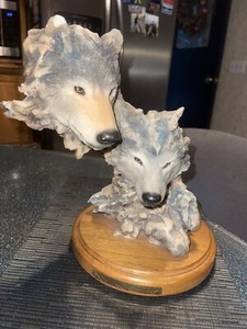 Signed Randal Reading “Winter Warmth” Wolves Sculpture LE 1400/4000