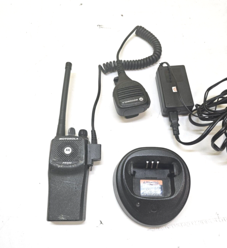 Motorola PR400 146-174 MHz VHF 16 Ch Two Way Radio AAH65KDC9AA2AN w Charger - Afbeelding 1 van 5