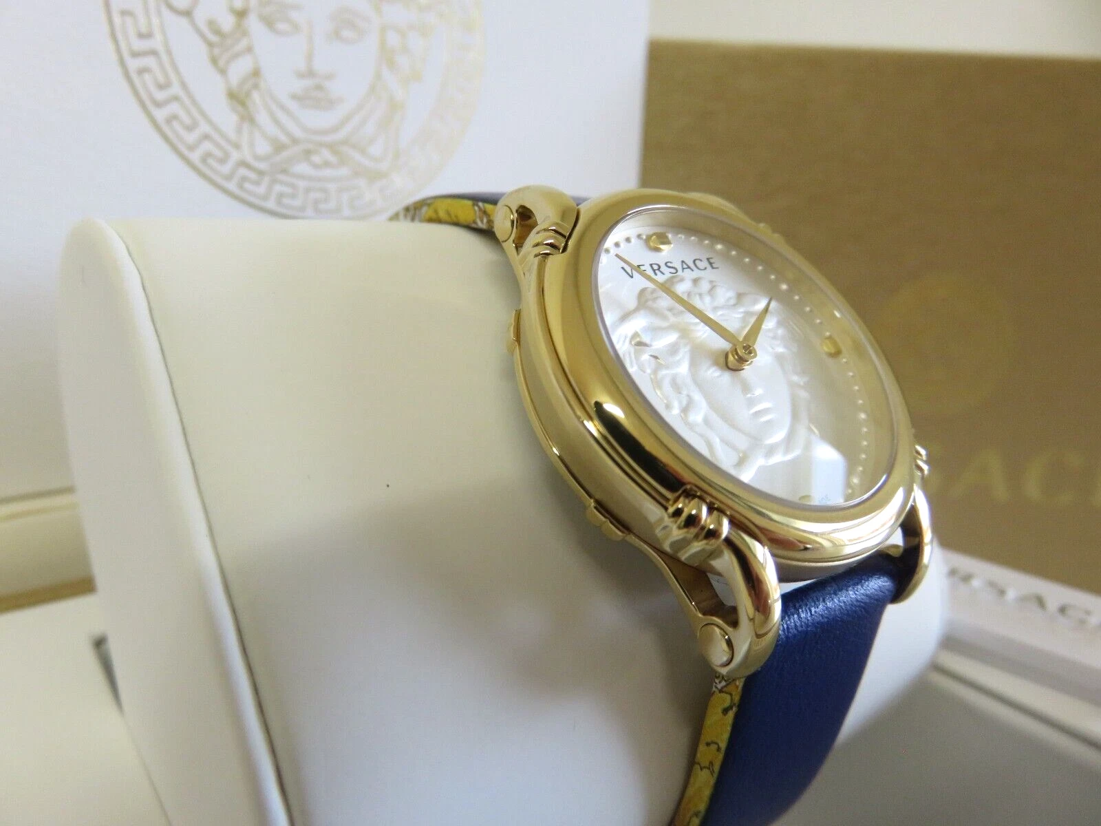 Orologio Versace Donna VEPN00420 Spilla di Sicurezza Swiss Made Oro IP Pelle Blu