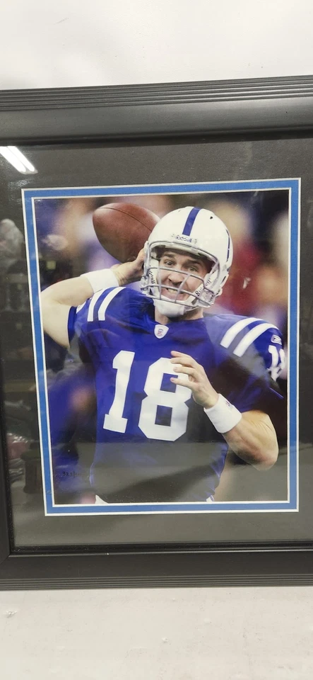 带框图片 Peyton Manning 2004 第 49 次达阵传球带游戏球。 — 第 2/4 张图片