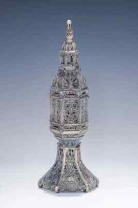 A MONUMENTAL STERLING SILVER SPICE CONTAINER BY EZRA LANDAU israel judaica