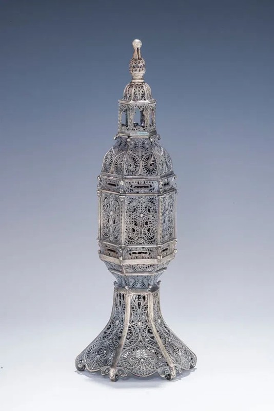 A MONUMENTAL STERLING SILVER SPICE CONTAINER BY EZRA LANDAU israel judaica