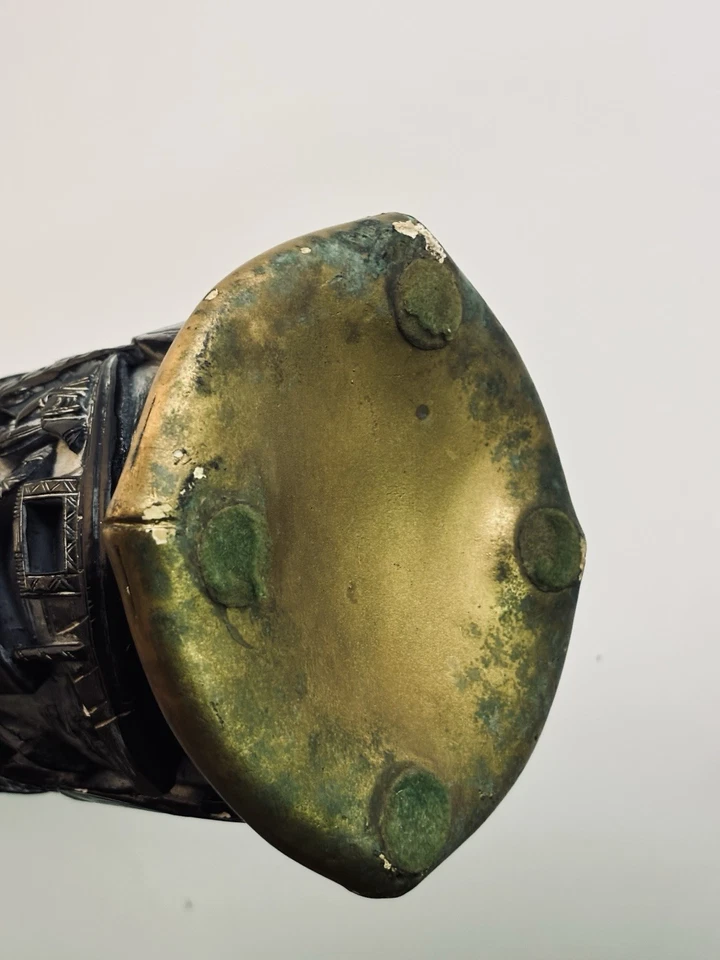 Antigua olla de cepillo de cerámica tallada japonesa de 13,5" de alto - escena de paisaje detallada Foto 4 de 4