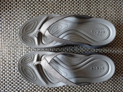 ***Crocs Dual Comfort Capri Leopard Flip Flop, US 9 = 39-40, Silber***
