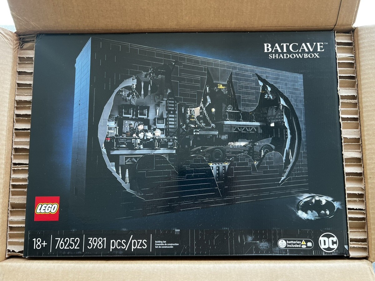 LEGO 76252 DC Comics Super Heroes - Batman Returns - Batcave