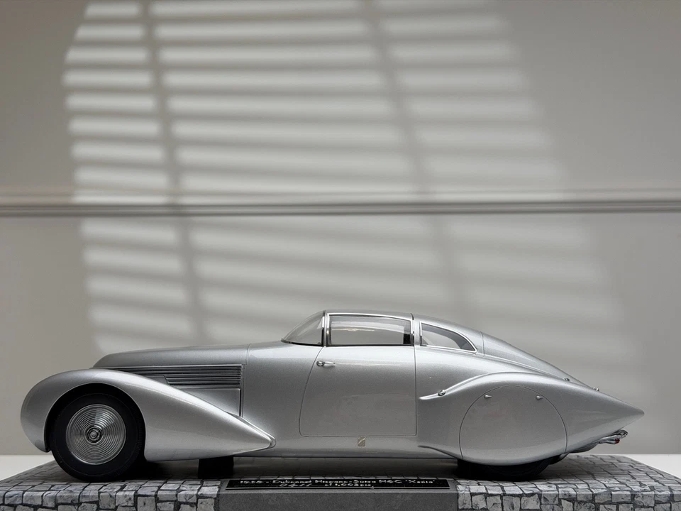 1938 HISPANO SUIZA H6C XENIA DUBONNET 2-DOOR (Silver) [MINICHAMPS] 1/18 scale - Image 2 of 4