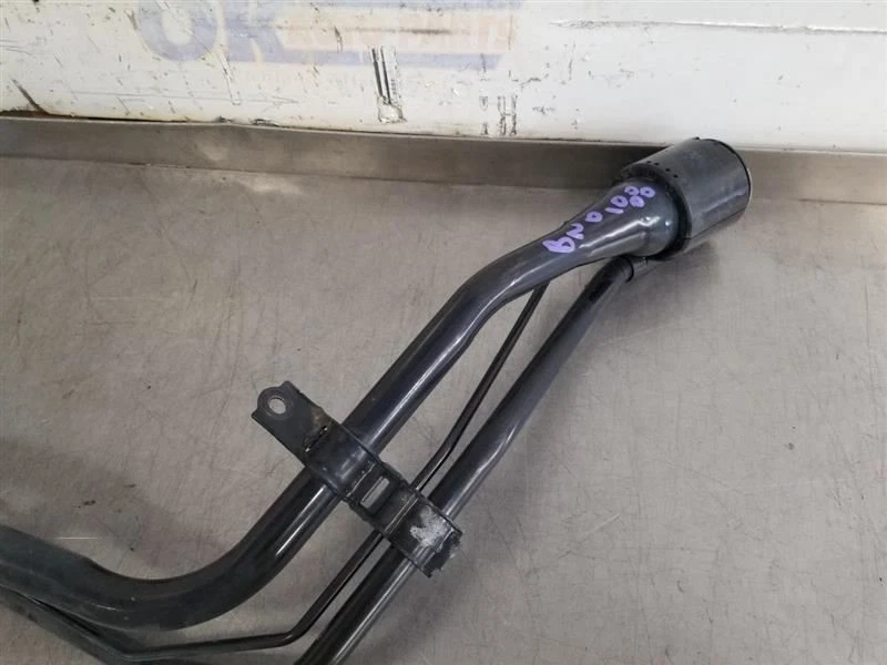 Toyota FJ Cruiser 13 2013 4,0 L tubo de cuello de llenado de combustible Foto 4 de 4