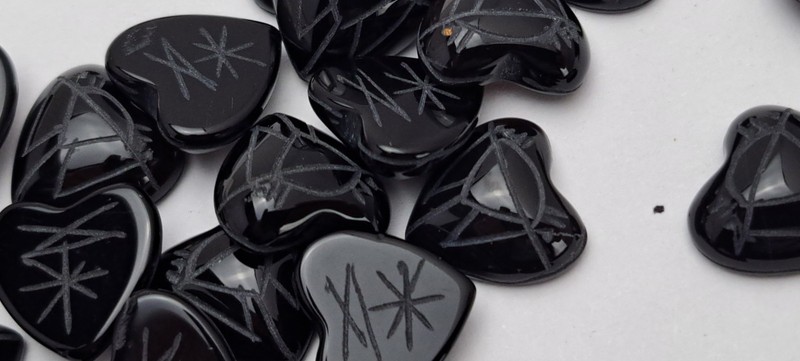 49 pieces Cabochon Heart Shaped Black 12mm Synthetic Stones