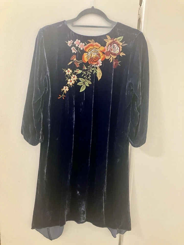 Vestido longo túnica Johnny Was azul veludo floral bordado tamanho P - Imagem 4 de 4