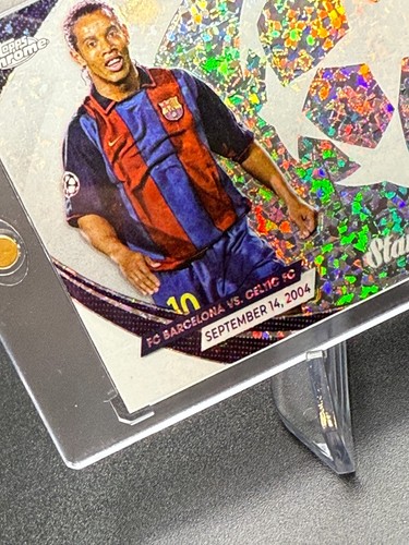 Ronaldinho 2023-24 Topps Chrome UCC Starball Debutto Macchie Rifrattore Barcellona - Foto 6 di 10