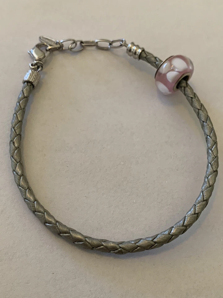 Pulsera Chamilia de plata de ley y cuero con dije Foto 3 de 4