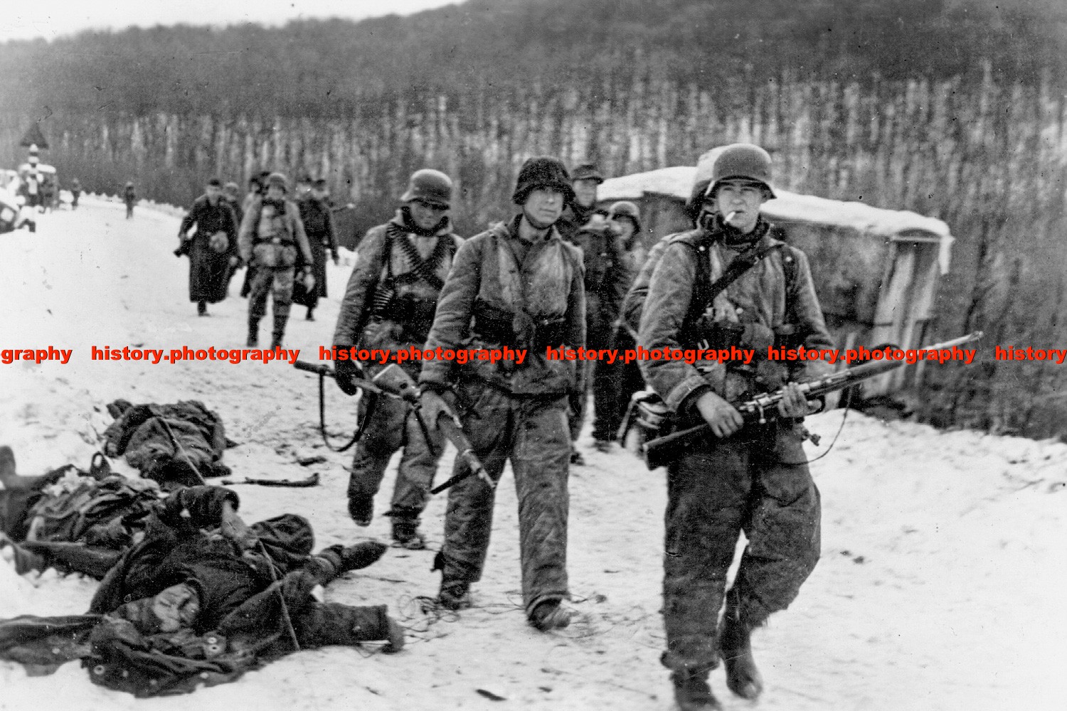 F016757 Soldiers of the Waffen SS With Guns Russian Soldiers in snow WW2