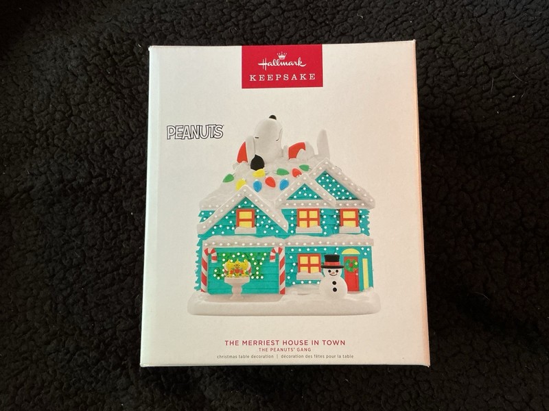 Brand NIB 2022 Hallmark THE MERRIEST HOUSE IN TOWN, The Peanuts Gang Tabletop