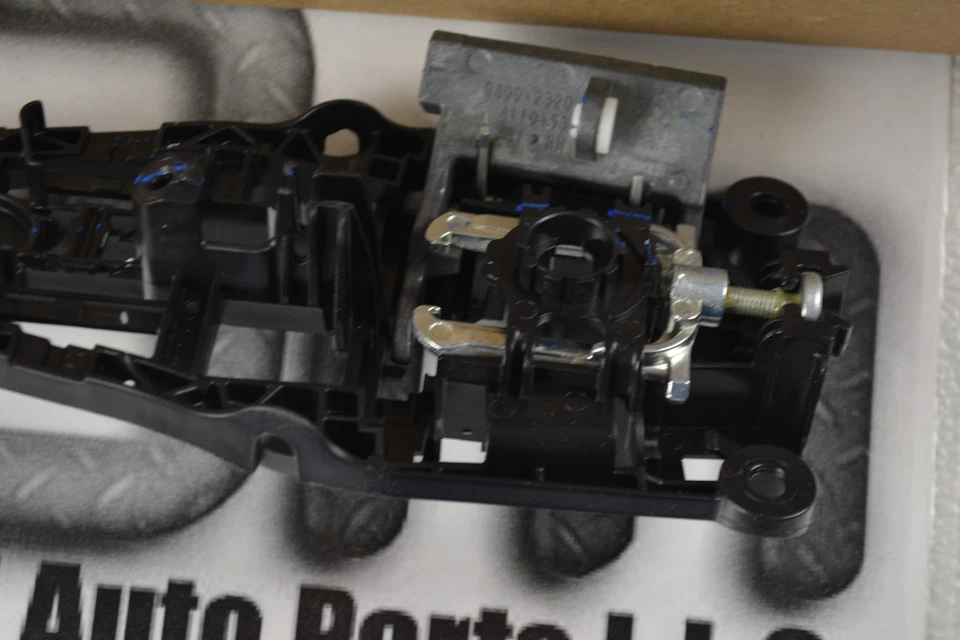 Soporte de manija de puerta delantera lateral derecha Chevrolet Malibu Cruze Volt Buick Regal nuevo OE Foto 3 de 4