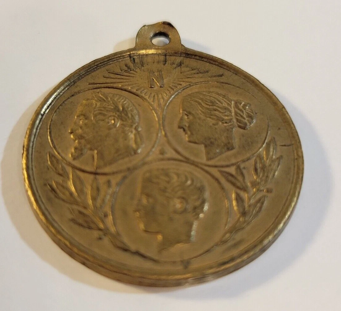 Napoléon – Cadre Et Médaille De L'empereur – Doré – 30 X 60 Cm – Décoration