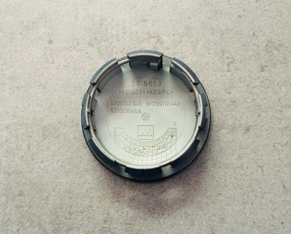 Jeep Wrangler Gray & Black Carbon Fiber Wheel Center Cap x4 Set OEM 52090401AA - Imagem 3 de 3