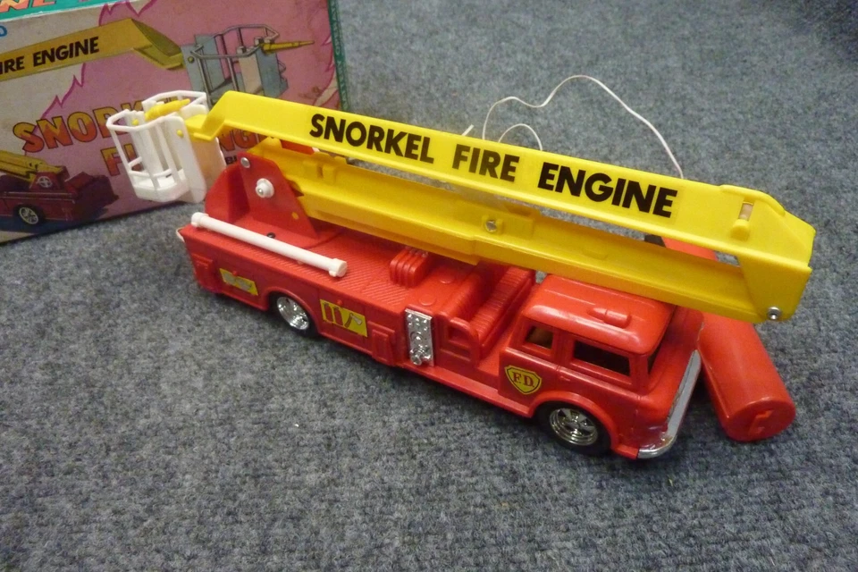 Винтажная пожарная машина LLINCOLN INTERNATONAL, трубка, спасательный аккумулятор, работает ПУЛЬТ ДИСТАНЦИОННОГО УПРАВЛЕНИЯ - Изображение 3 из 4