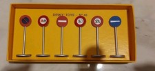 Dinky Toys No. 40, Panneaux de signalisation Ville - 6 metal roadsigns
