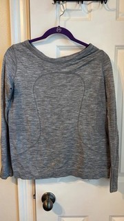 Lululemon Women's Gray Athletic Top M Long Sleeve Crew Neck