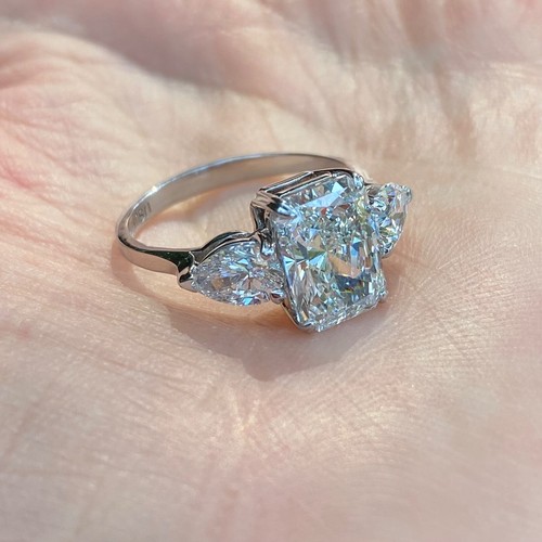 Bague de fiançailles 3 pierres IGI 2,72 ct E-VS1 laboratoire cultivé taille radiante diamant or 14 carats - Photo 2 sur 16