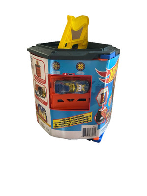 Hot Wheels Roll Out Raceway Track Set, Storage Bucket Unrolls into 5-Lane Race