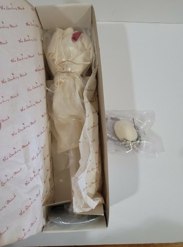 The Princess Diana Royal Wardrobe Collection, 1 Doll & 6 Additional Dresses - Picture 8 of 9