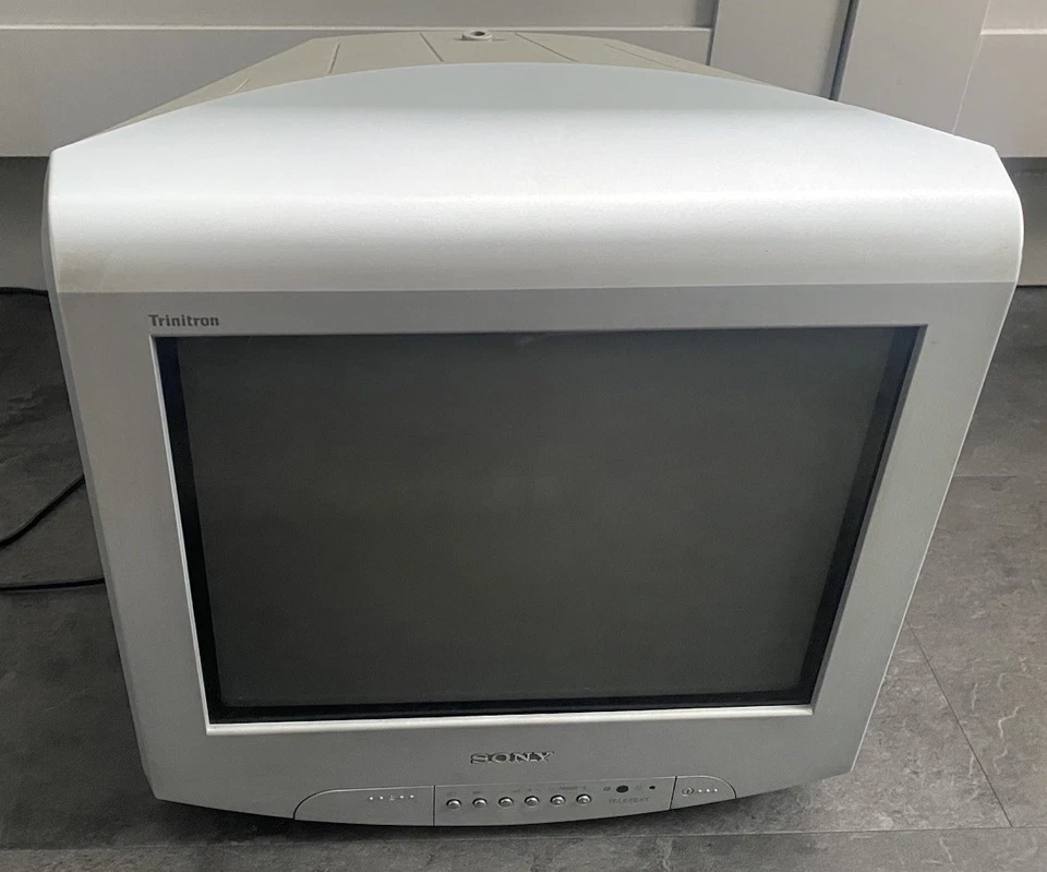 Sony Trinitron KV-14LT1U 14" TV & Remote in Silver for Retro Gaming Enthusiasts - Image 4 of 4