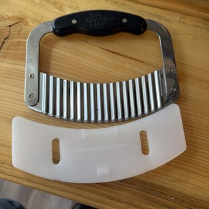 Pampered Chef Stainless Steel Crinkle Cutter Vegetable Garnisher Chopper Used.
