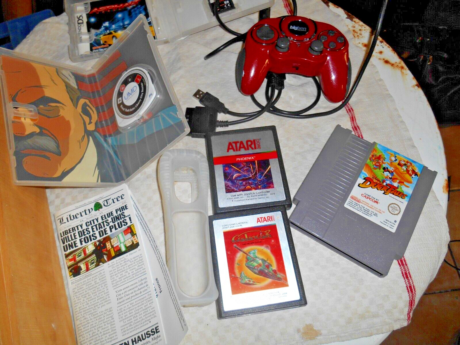 lot jeux ds  nintendo  duck tales -2 atari 2600 +jeu psp etui WII+manette